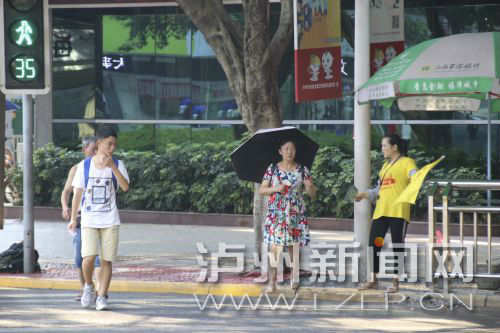 絕大多數(shù)市民都做到了自覺禮讓斑馬線，不橫穿馬路，不翻越欄桿，做到車讓人、人讓車2.JPG