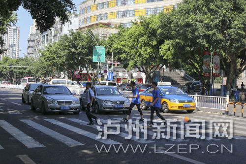 四川警察學(xué)院前的斑馬線沒有紅綠燈，但過往車輛見到有行人過斑馬線都會(huì)禮讓行人