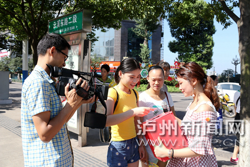 市民踴躍參與街頭答題。 王元明 攝