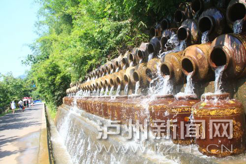 花田酒地景區(qū)酒壇倒出了水的靈動(dòng)。